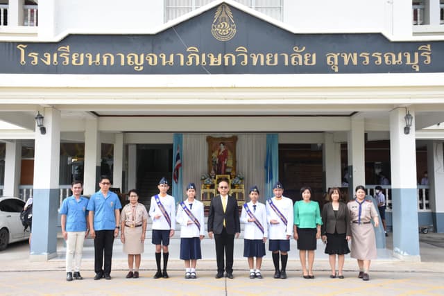 ดร.วิโรจน์ ไชยภักดี ผู้อำนวยการโรงเรียนกาญจนาภิเษกวิทยาลัย สุพรรณบุรี พร้อมคณะผู้บริหาร ครู ร่วมมอบโล่รางวัลและสายสะพาย สุภาพบุรุษและสุภาพสตรีกาญจนาภิเษกวิทยาลัย สุพรรณบุรี ประจำปี ๒๕๖๖