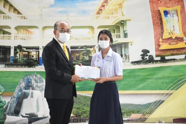 ดร.วิโรจน์ ไชยภักดี ผู้อำนวยการโรงเรียนกาญจนาภิเษกวิทยาลัย สุพรรณบุรี มอบเกียรติบัตรให้แก่นักเรียนมัธยมปลายที่เข้าร่วมกิจกรรมการแข่งขันของกลุ่มสาระภาษาต่างประเทศ